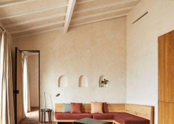 Ndebele Rug as a Tribute To Female African Art